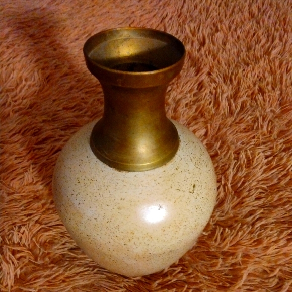 Beige and gold vase - Picture 1 of 3